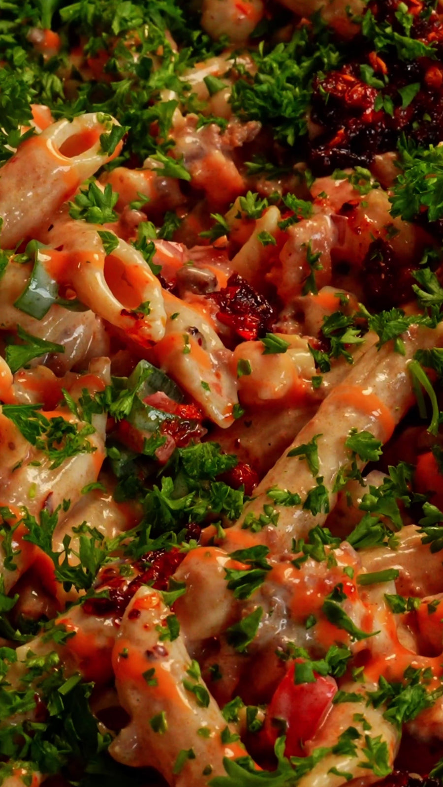 Viraler Nudelsalat mit Crispy-Chili-Joghurt Dressing
