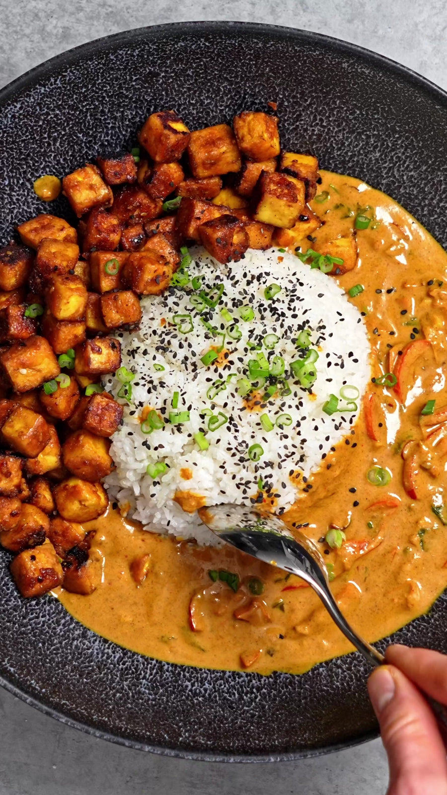 Veganes Erdnusscurry mit Tofu